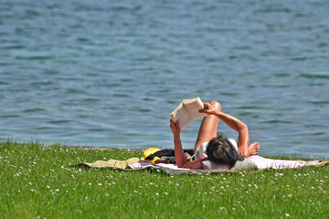   Sonnengenuss und Sonnenbaden am Wasser im Salzkammergut (Oberösterreich) - Enjoying the sun and...