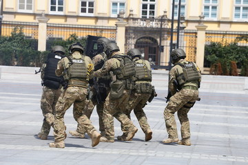 Policjanci w akacji bojowej. 