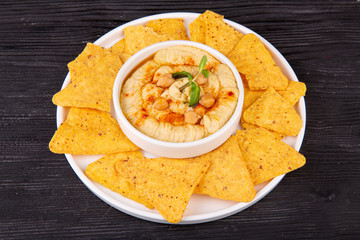 Humus nut, with seasonings, served with chips and mint