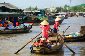 pływający rynek na rzece Mekong w Wietnamie