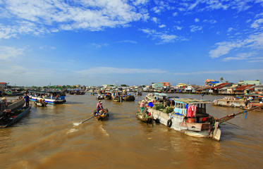 Fototapeta na wymiar widok na rzekę Mekong w Wietnamie i pływający rynek - panorama