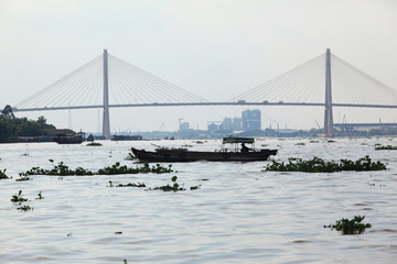 nowoczesny most na rzece Mekong