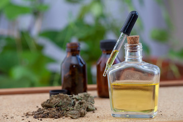 Aceite de cáñamo CBD, botella de cannabis de contención en pipeta.