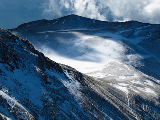 Paisaje alpino de los pirineos con nieve del parque natural de la Serra del Cadi (Cataluña, España).