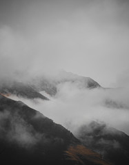 Montaña con niebla 