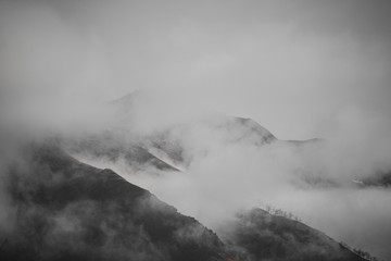 Montaña con niebla 