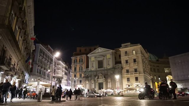 in giro per il centro storico di Napoli