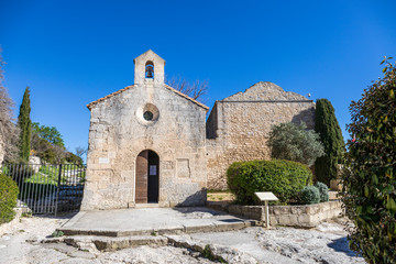 Fototapeta na wymiar Les Baux de Provence, labellisé Les Plus Beaux Villages de France, la chapelle Saint-Blaise du XIIe siècle