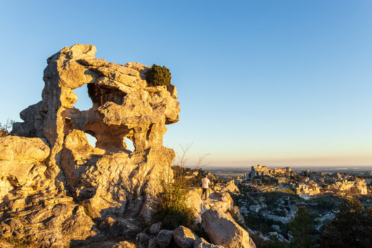 Les Baux de Provence, labellis&eacute; Les Plus Beaux Villages de France, le Val d'Enfer, falaise perc&eacute;e de grottes, parc naturel r&eacute;gional des Alpilles