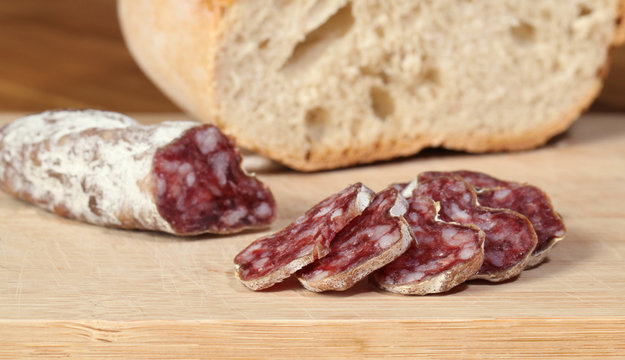 saucisson sec tranch&eacute;	