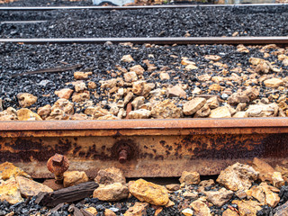 Detalle de uno de los tornillos del rail de  la vía de un tren 