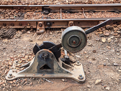 Palanca o marmita que se usa para el cambio de v&iacute;as en las estaciones de tren