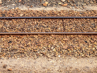 Una vieja vía de tren con los railes oxidados