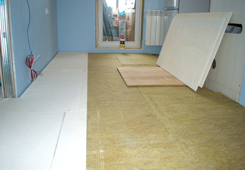 Laying the floor in the apartment. Stone wool for the floor. Sound insulation of floors for the...