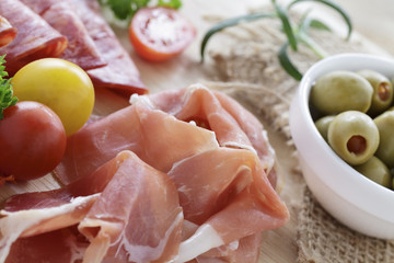 Spanischer Aufschnitt mit Oliven und Tomaten