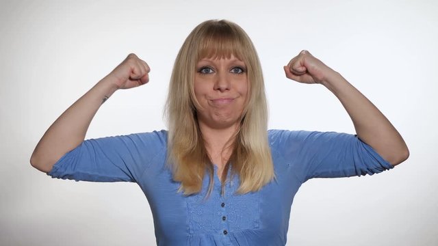 Eine blonde Frau vor wei&szlig;em Hintergrund zeigt die Siegerfaust: Ich bin die beste, mit Ton