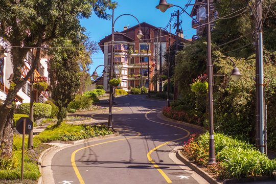Rua torta em Gramado, Rio Grande do Sul, RS. Ponto tur&iacute;stico.
