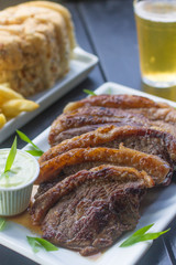 Picanha grelhada fatiada com batata-frita
