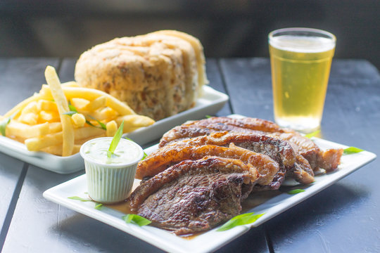 Picanha grelhada fatiada com batata-frita