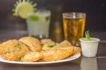 Porção de pastel frito com chopp