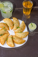 Porção de pastel frito com chopp