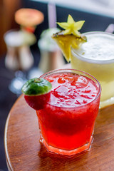 Caipirinhas brasileiras de fruta em mesa de bar