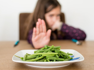 Enfant refusant de manger ses haricots verts