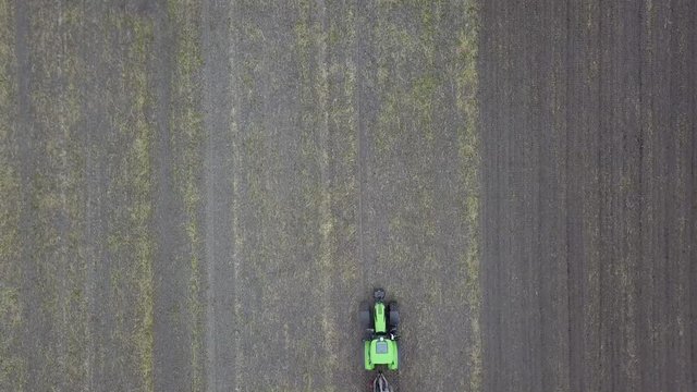 Landwirtschaft:  Traktor mit Gülletonne und Schleppschuhverteiler bringt Gülle mit auf Acker aus