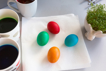 Coloring Easter eggs of different colors in the kitchen