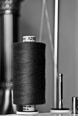bobina de hilo puesta en máquina de coser