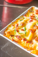 Batata frita com queijo e bacon