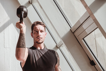 Personal trainer italiano che effettua dimostrazioni visive dei suoi allenamenti, eseguite a corpo...