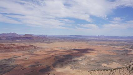 trockene flache Wüste in Namibia