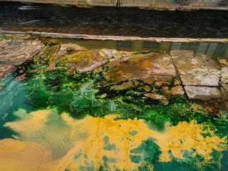 Blick auf einen Fluss mit Schwefel Rückständen in Tschechien