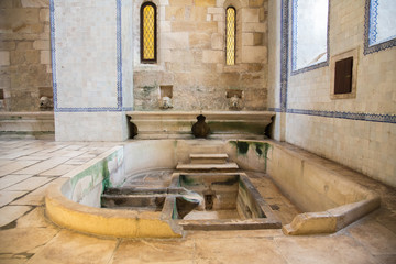 Alcobaça, Portugal: Wasserbecken in der Küche des berühmten Klosters Mosteiro de Santa Maria 