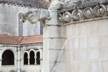 Alcobaça, Portugal: Blick auf einen Wasserspeier Figur entlang der Galerien und Doppelbogen des berühmten Klosters Mosteiro de Santa Maria