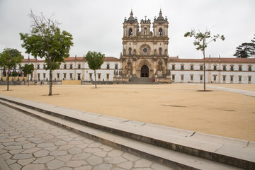 Fototapeta na wymiar Alcobaça, Portugal: Panorama Ansicht des berühmten Klosters Mosteiro de Santa Maria mit dem nach historischen Vorbild gestalteten Vorplatz 