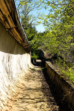 eine ungenutzte verwilderte Rennrodelbahn in Oberwiesenthal