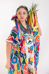 rostro de mujer adolecente latina cabello negro con traje tipico de oaxaca tuxtepec, flor de piña de la guelaguetza