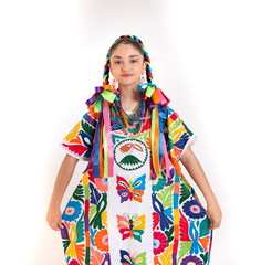 mujer adolecente, latina con traje tipico de flor de piña de oaxaca, bailarina tuxtepec oaxaca con fondo blanco