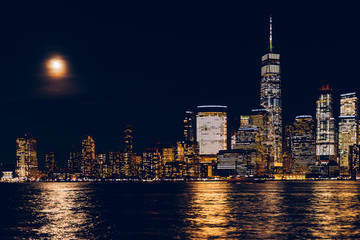 Obraz premium New York City skyline and Downtown Manhattan from Jersey City during night