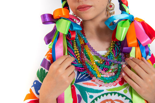 accesorios de traje tipico de oaxaca tuztepec flor de piña, niña de espalda  con trenza multicolor , aretes dorados, collares de cuentas multicolores  Stock Photo | Adobe Stock
