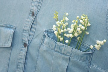 bouquet de muguet du 1 mai dans la poche 