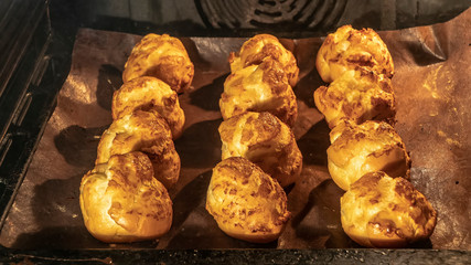 The cooking of profiteroles in a home oven