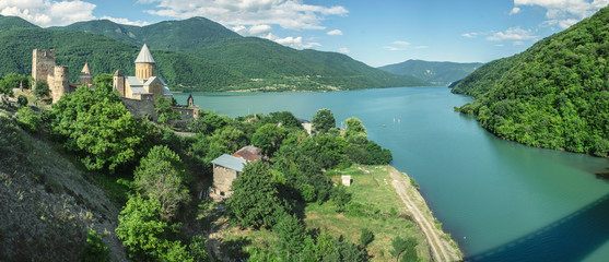 gruzińskie miasto nad jeziorem
