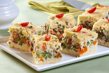 tortas salgadas servidas e pedaços legumes