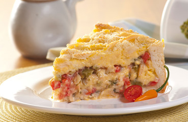 tortas salgadas servidas e pedaços legumes