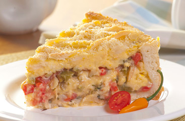 tortas salgadas servidas e pedaços legumes