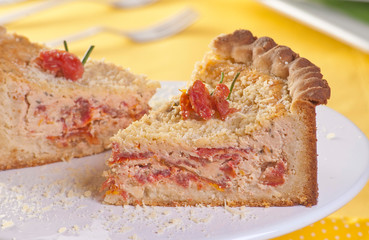 tortas salgadas servidas e pedaços legumes