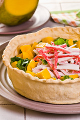 tortas salgadas servidas e pedaços legumes